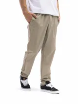 Pantalón casual color beige claro, de corte recto y tiro medio, con cintura elastizada y cordón ajustable. Presenta bolsillos laterales inclinados y costuras visibles en la parte delantera de las piernas.