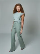 Pantalón verde inglés de lino, de corte recto y tiro alto.