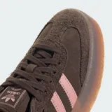 Championes Adidas Sambae W color marrón con las tres tiras laterales en rosa.