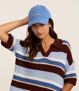 Gorra de sarga de algodón celeste con ala curva, ajuste trasero y bordado frontal con la inscripción "Sol&Mar" en color dorado.