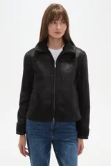 Campera marrón de poliéster con cuello y puños de corderito, cierre frontal y bolsillos laterales.