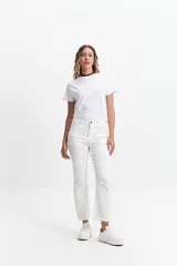 Jean de corte recto, tiro medio, color azul oscuro.