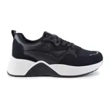 Zapatillas negras de estilo casual, con detalles texturizados y suela blanca.