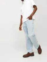 Pantalón jean celeste de tiro alto y corte holgado.