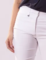 Pantalón de gabardina elastizada color beige, marca Tahari. Corte slim, pretina con pasadores, cierre y broche interno. Delantera y trasera con bolsillos.