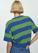 Jersey de punto fino a rayas horizontales azules y verdes, de manga corta y cuello redondo.