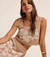 Blusa cropped de viscolino color beige con breteles anchos, escote cuadrado con detalle de ondas y bordado floral.