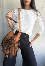 Remera blanca de algodón con mangas largas y bolsillo en el pecho. Corte recto y cuello redondo.