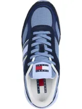 Zapatillas Tommy Jeans de estilo running, con exterior de ante en tonos azul y celeste, interior de poliéster, plantilla extraíble de goma termoplástica reciclada y suela gruesa de goma con tacos.