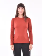 Remera terracota de manga larga con cuello redondo y corte ajustado.