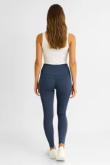 Calza deportiva gris de poliéster, tiro alto y corte ajustado.