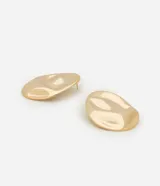 Par de aros dorados con forma irregular y textura martillada.