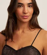 Camisete confeccionada en tule estampado de cobra, con breteles finos fijos, busto fruncido y detalle de encaje en el bajo.