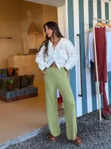 Pantalón largo de punto color pistacho, de corte recto y tiro alto.