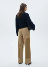 Pantalón de tiro alto color beige con paneles laterales en contraste color marrón. Diseño recto con bolsillos laterales y traseros.