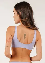 Soutien blanco de microfibra sin costuras, tipo top, sin aro ni copa, con breteles anchos.