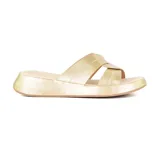 Sandalias bajas Korium color peltre, con tiras cruzadas en el empeine y plataforma.