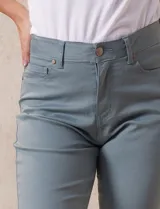 Pantalón de jean blanco, de corte recto, tiro alto, pretina con pasadores, botón y cierre. Con bolsillos delanteros y traseros.
