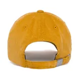 Gorra de pana color mostaza con visera curva, seis paneles y logo de Caterpillar bordado en negro en el frente.