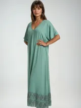 Vestido largo color verde agua, de corte holgado, con mangas cortas tipo kimono, escote en V y estampado geométrico en el ruedo.