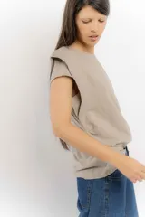 Remera blanca de lino y tencel, con mangas cortas abullonadas.