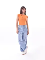Remera naranja de tejido de punto acanalado, con cuello redondo y mangas cortas.