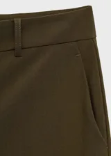 Pantalón de vestir color verde oliva, de corte recto y tiro medio.
