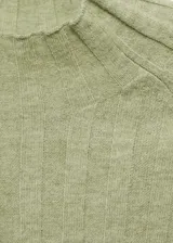 Jersey de punto fino negro, con cuello perkins, diseño entallado y manga larga.