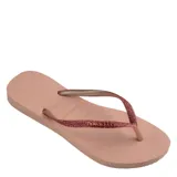 Sandalias Havaianas Slim Glitter II color beige arena, con tiras finas con glitter.