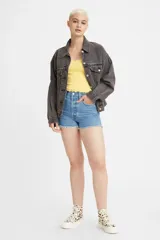 Short de jean celeste con tiro alto, calce relajado y terminación desflecada.