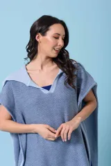 Poncho de hilo en color azul claro, con diseño holgado y tejido de algodón, ideal para climas cálidos.
