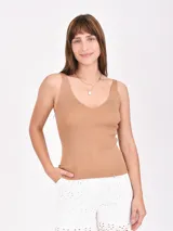 Musculosa de punto color camel, con escote en V y breteles anchos.