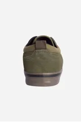 Championes casuales de cuero color marrón con suela de goma blanca y detalles en naranja.