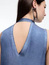 Vestido largo gris de viscosa con efecto gastado, sin mangas, escote halter y tira fina para anudar al cuello tipo choker. Falda con recorte y frunces.