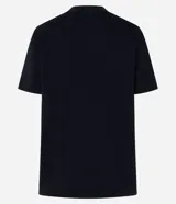 Remera negra de algodón con cuello redondo y mangas cortas. Estampa frontal con la imagen de Jennie Ruby y lettering en rojo.