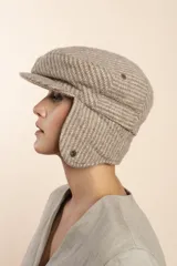 Boina con visera y orejeras de lana color beige con diseño de espiga.