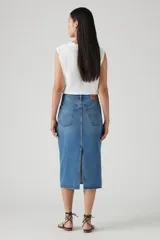 Falda midi de jean azul con corte recto y abertura trasera.