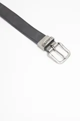 Cinturón reversible de cuero color negro de un lado y marrón del otro, con hebilla metálica plateada con el logo de Levi's grabado.