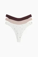 Pack de tres bombachas tipo colaless de microfibra, tiro bajo con cintura en V y refuerzo interior. Incluye una bombacha color borgoña, una color nude y una blanca con estampado floral.