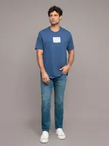 Remera azul de algodón con logo de Calvin Klein estampado en el pecho dentro de un cuadrado blanco.