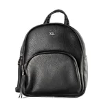 Mochila negra de poliéster con textura símil cuero graneado. Tiene un compartimento principal con cierre, un bolsillo interno con cierre, un bolsillo interno abierto y un bolsillo externo con cierre. Las correas son regulables y los herrajes son plateados.