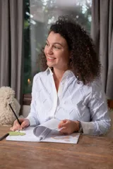 Camisa celeste y blanca a rayas verticales, con diseño texturizado de rombos y cuello clásico.