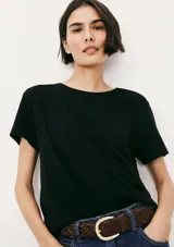 Remera básica negra de manga corta y cuello redondo.