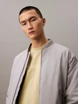 Remera color arena de corte regular, cuello redondo y manga corta. Estampado frontal con el logo de Calvin Klein Jeans en color blanco.