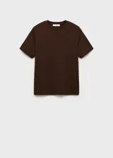 Remera marrón de corte recto, cuello redondo y manga corta.