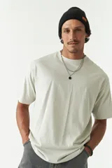 Remera oversize negra de algodón con cuello redondo y mangas cortas. Corte amplio y relajado.