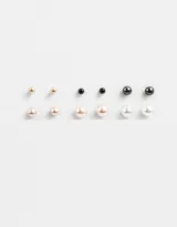 Set de seis pares de aros con perlas de distintos colores y tamaños, con plating de metal y cierre a presión.