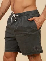 Short de baño color rosado con cintura elastizada y cordón ajustable.