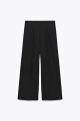 Pantalón culotte negro de tiro alto y pierna ancha.