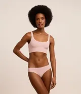 Bombacha bikini color rosa claro, confeccionada en poliamida con acabado seamless.